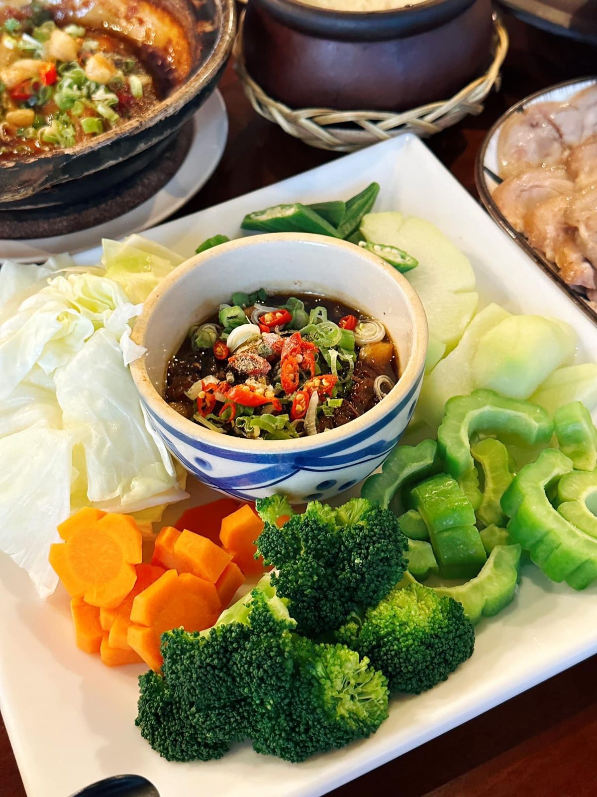 Fresh vegetables and dipping sauce